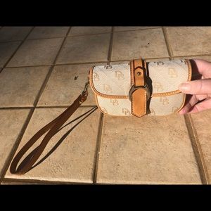 Wristlet purse